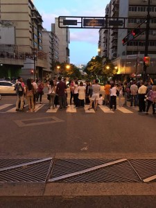 Un grupo de personas trancó la avenida Uslar Pietri de Chacao (Fotos) este #5May