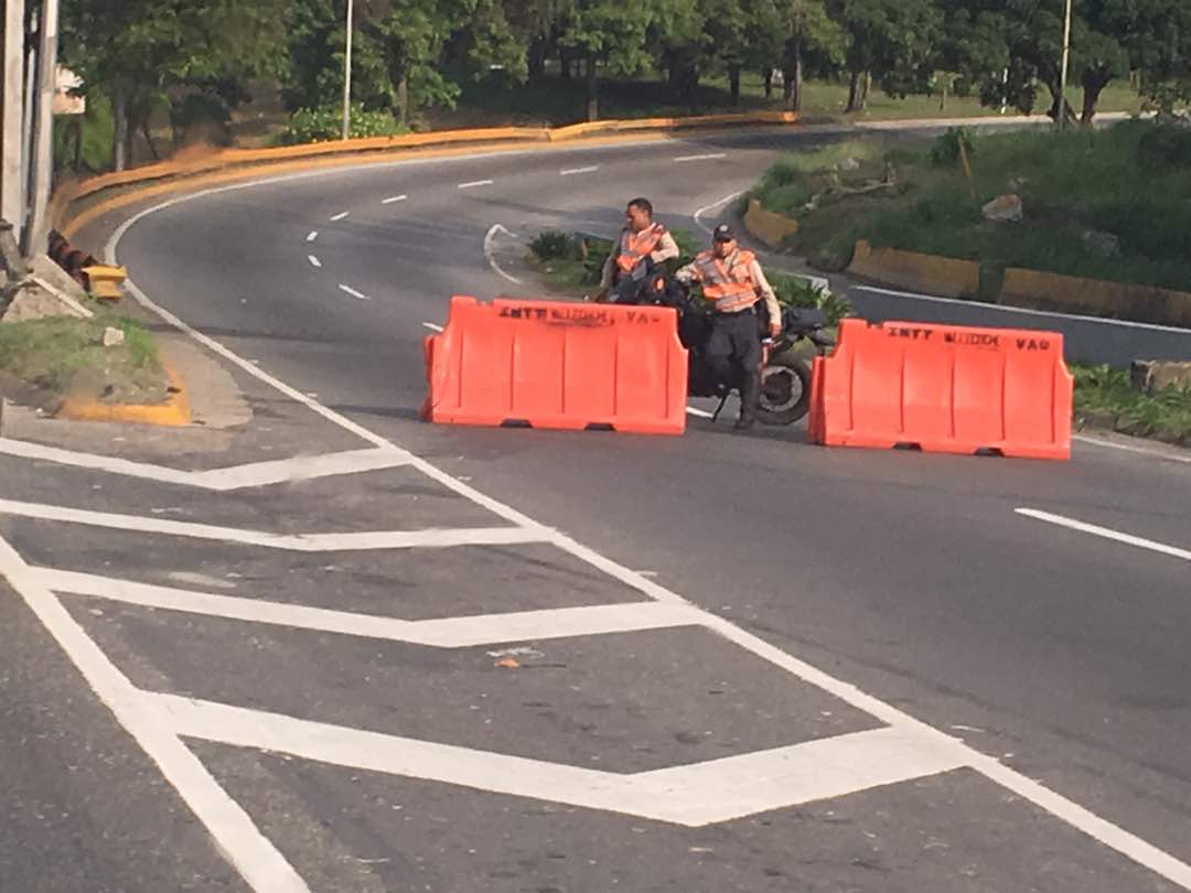 7:50 am Cerrado acceso a la Cota Mil desde Terrazas del Ávila #6May