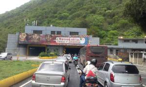 Fuerte cola en autopista Caracas-La Guaira #31Mar (Video)