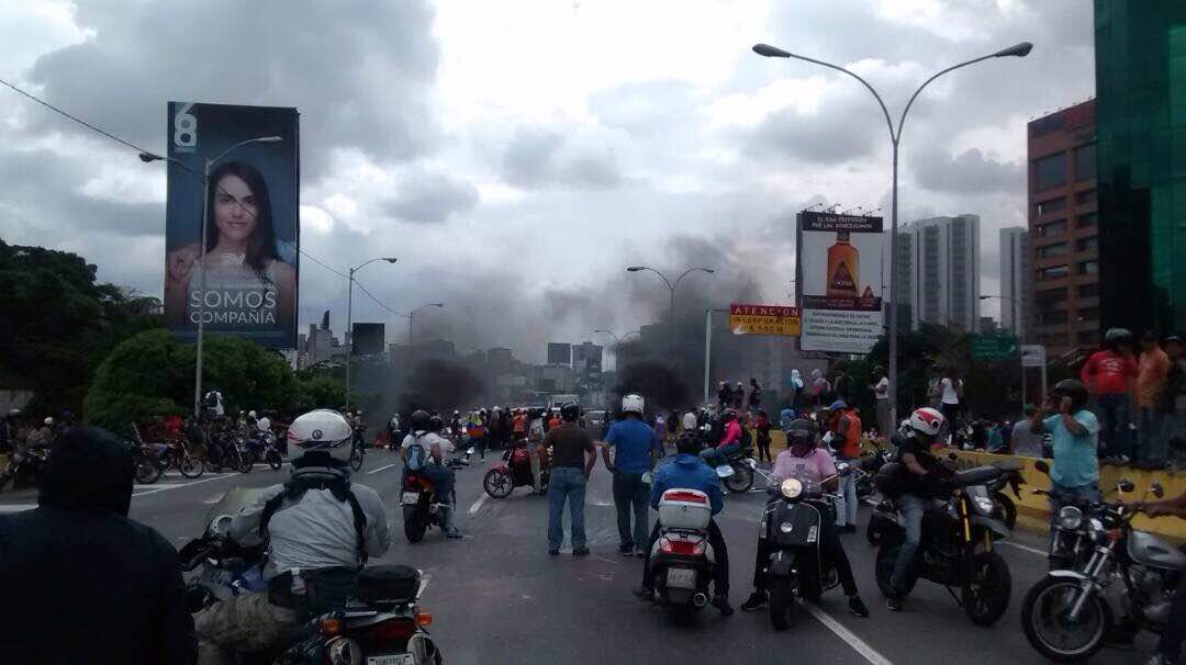 Comienza represión a manifestantes en la autopista Francisco Fajardo #13May