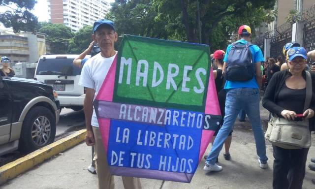 El mensaje de esperanza del señor del papagayo para las madres venezolanas. Foto: Régulo Gómez / LaPatilla