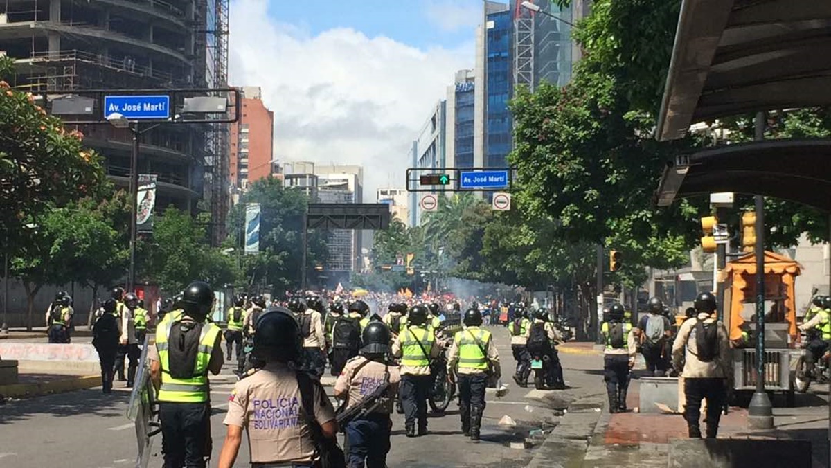 Reprimieron a estudiantes que marchaban hacia el ministerio de Interior y Justicia #30May