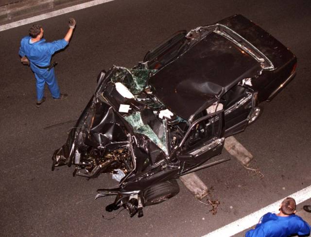 El Mercedes siniestrado en el que perdieron la vida Diana de Gales y Dodi Al-Fayed, tras un accidente el 31 de agosto de 1997. CORDON PRESS