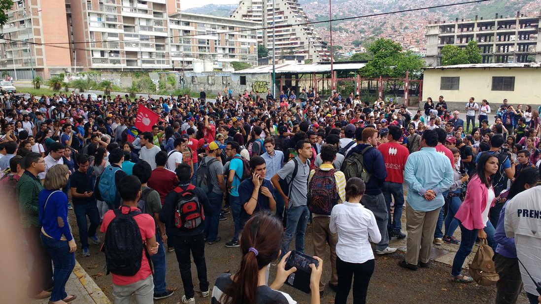 Estudiantes de Ucab marchan a la Conferencia Episcopal para llevar mensaje al Papa