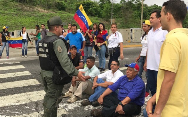 Paso vehicular cerrado por plantón en la avenida Intercomunal de la Guarenas-Guatire / Foto @davidgarciapj 