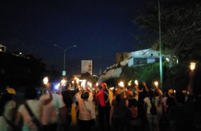Desafiando la roja oscuridad, Venezuela se manifiesta en honor a los caídos en protestas