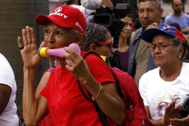 ¿Igualdad? A las oficialistas las dejaron completar su marcha y hasta entregaron documento en la Defensoría. Foto: AVN