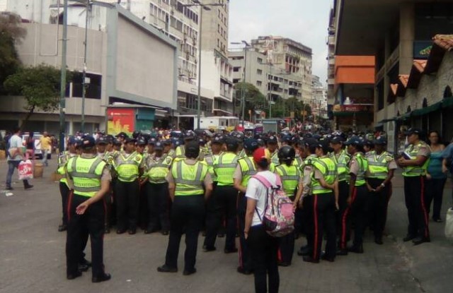 Contingente femenino de la PNB también asiste a la marcha de las mujeres #6May