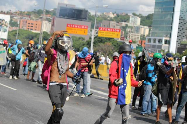 La resistencia no cede ante la brutal represión de la GN en la Fajardo. Foto: Régulo Gómez / LaPatilla.com