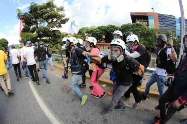 La resistencia no cede ante la brutal represión de la GN en la Fajardo. Foto: Régulo Gómez / LaPatilla.com