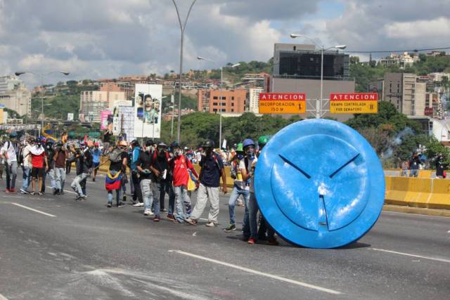 La resistencia no cede ante la brutal represión de la GN en la Fajardo. Foto: Régulo Gómez / LaPatilla.com