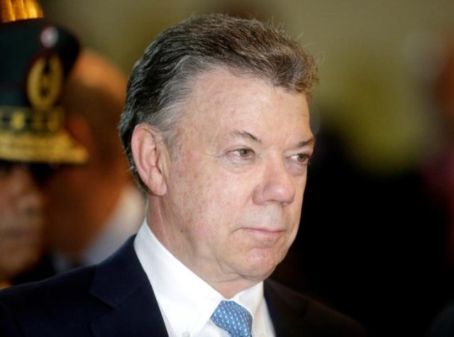 Imagen de archivo del presidente de Colombia, Juan Manuel Santos, en una ceremonia en Luque, Paraguay, abr 23, 2017. El presidente de Estados Unidos, Donald Trump, recibirá este mes a su par colombiano, Juan Manuel Santos, para hablar sobre la implementación del acuerdo de paz en el país latinoamericano, así como de los esfuerzos para contrarrestar "el retroceso democrático en Venezuela", según la Casa Blanca.  REUTERS/Jorge Adorno