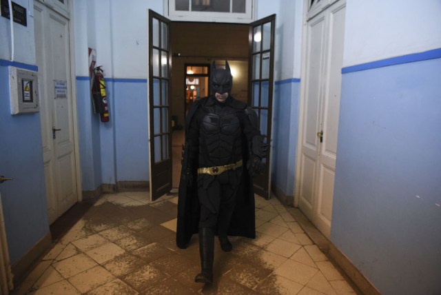 Argentine Batman, walks along a corridor at the 'Sor Maria Ludovica' children's Hospital in La Plata, 60 kilometres south of Buenos Aires, on June 2, 2017.  The Argentine Batman has made La Plata children's hospital a target of laughter and treats against pain. / AFP PHOTO / Eitan ABRAMOVICH