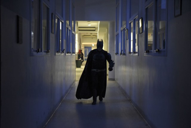 Argentine Batman, walks along a corridor at the 'Sor Maria Ludovica' children's Hospital in La Plata, 60 kilometres south of Buenos Aires, on June 2, 2017.  The Argentine Batman has made La Plata children's hospital a target of laughter and treats against pain. / AFP PHOTO / Eitan ABRAMOVICH