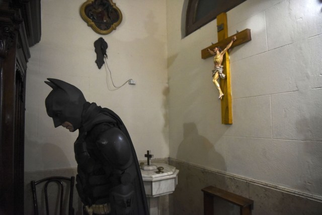 Argentine Batman, leaves the chapel after praying at the 'Sor Maria Ludovica' children's Hospital in La Plata, 60 kilometres south of Buenos Aires, on June 2, 2017.  The Argentine Batman has made La Plata children's hospital a target of laughter and treats against pain. / AFP PHOTO / Eitan ABRAMOVICH