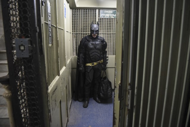 Argentine Batman takes the elevator at the 'Sor Maria Ludovica' children's Hospital in La Plata, 60 kilometres south of Buenos Aires, on June 2, 2017.  The Argentine Batman has made La Plata children's hospital a target of laughter and treats against pain. / AFP PHOTO / Eitan ABRAMOVICH / TO GO WITH AFP STORY BY PAULA BUSTAMANTE MORE PICTURES IN AFPFORUM