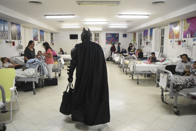 Argentine Batman cheers up hospitalized children at the 'Sor Maria Ludovica' children's Hospital in La Plata, 60 kilometres south of Buenos Aires, on June 2, 2017.  The Argentine Batman has made La Plata children's hospital a target of laughter and treats against pain. / AFP PHOTO / Eitan ABRAMOVICH / TO GO WITH AFP STORY BY PAULA BUSTAMANTE MORE PICTURES IN AFPFORUM