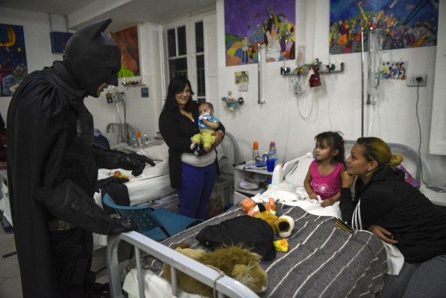 Argentine Batman cheers up hospitalized children at the 'Sor Maria Ludovica' children's Hospital in La Plata, 60 kilometres south of Buenos Aires, on June 2, 2017.  The Argentine Batman has made La Plata children's hospital a target of laughter and treats against pain. / AFP PHOTO / Eitan ABRAMOVICH