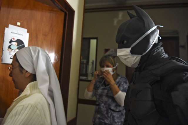 Argentine Batman visits patients under isolation measures at the 'Sor Maria Ludovica' children's Hospital in La Plata, 60 kilometres south of Buenos Aires, on June 2, 2017.  The Argentine Batman has made La Plata children's hospital a target of laughter and treats against pain. / AFP PHOTO / Eitan ABRAMOVICH