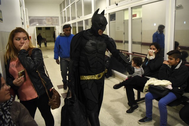 Argentine Batman leaves the 'Sor Maria Ludovica' children's Hospital in La Plata, 60 kilometres south of Buenos Aires, on June 2, 2017.  The Argentine Batman has made La Plata children's hospital a target of laughter and treats against pain. / AFP PHOTO / Eitan ABRAMOVICH