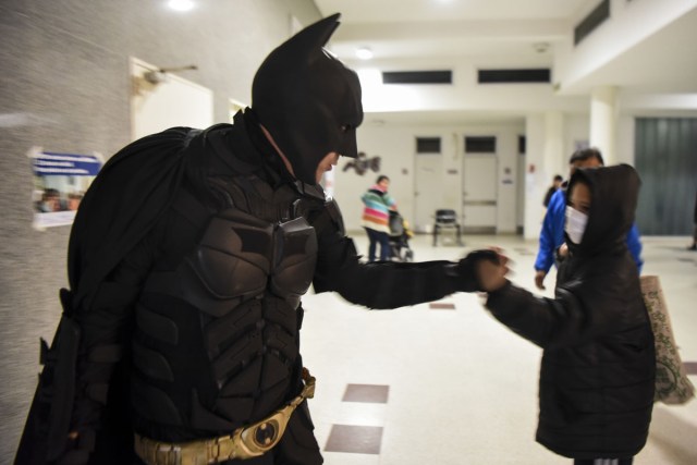 Argentine Batman greets a boy as he leaves the 'Sor Maria Ludovica' children's Hospital in La Plata, 60 kilometres south of Buenos Aires, on June 2, 2017.  The Argentine Batman has made La Plata children's hospital a target of laughter and treats against pain. / AFP PHOTO / Eitan ABRAMOVICH / TO GO WITH AFP STORY BY PAULA BUSTAMANTE MORE PICTURES IN AFPFORUM