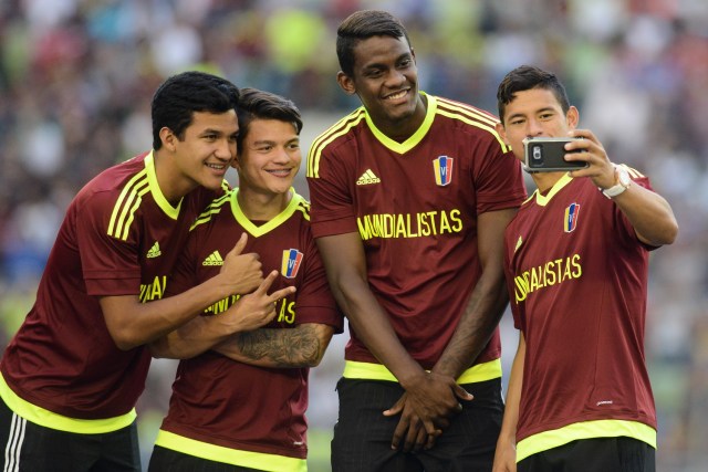 El jugador venezolano de equipo nacional sub-20 Ronald Hernández (R) toma un selfie con sus compañeros Samuel Sosa (L), Ronaldo Lucena (2-L) y Sergio Córdova (2-R), durante una reunión en el Estadio Olímpico de la Universidad Central De Venezuela para darles la bienvenida, en Caracas, el 13 de junio de 2017. / AFP PHOTO / Federico PARRA