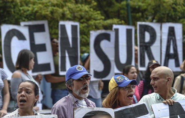 Journalists and media workers protest against the attacks on journalists, in Caracas on June 27, 2017. / AFP PHOTO / JUAN BARRETO