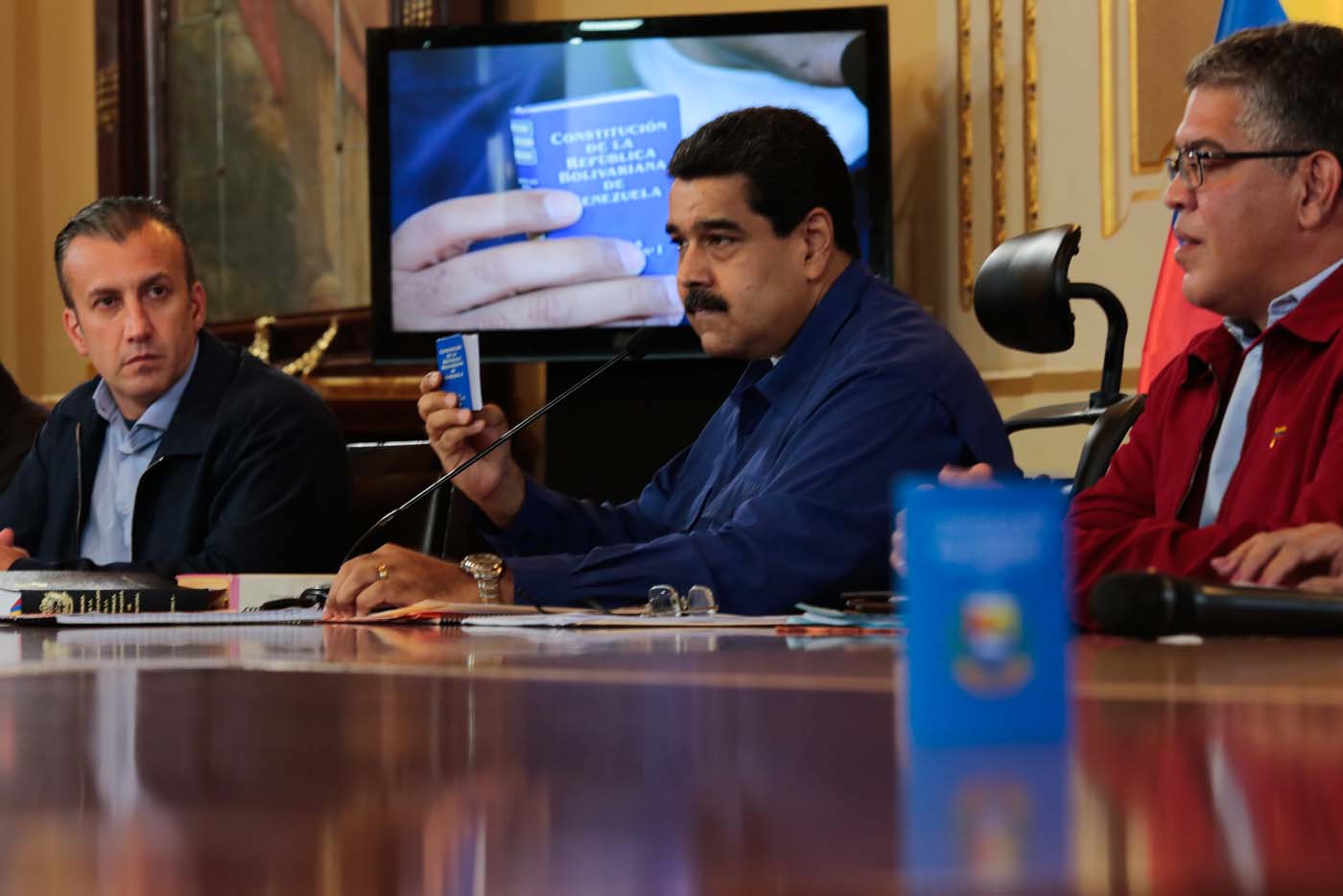 Maduro intenta calmar las aguas con promesa de referendo