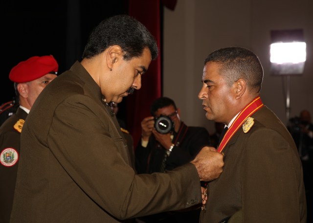 Maduro condecoró al coronel Lugo a dos días de asedio contra la AN y maltrato a Borges. Foto: AVN