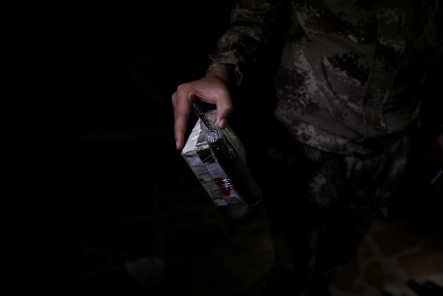 Un soldado sujeta un dispositivo explosivo portátil fabricado a mano por los yihadistas.