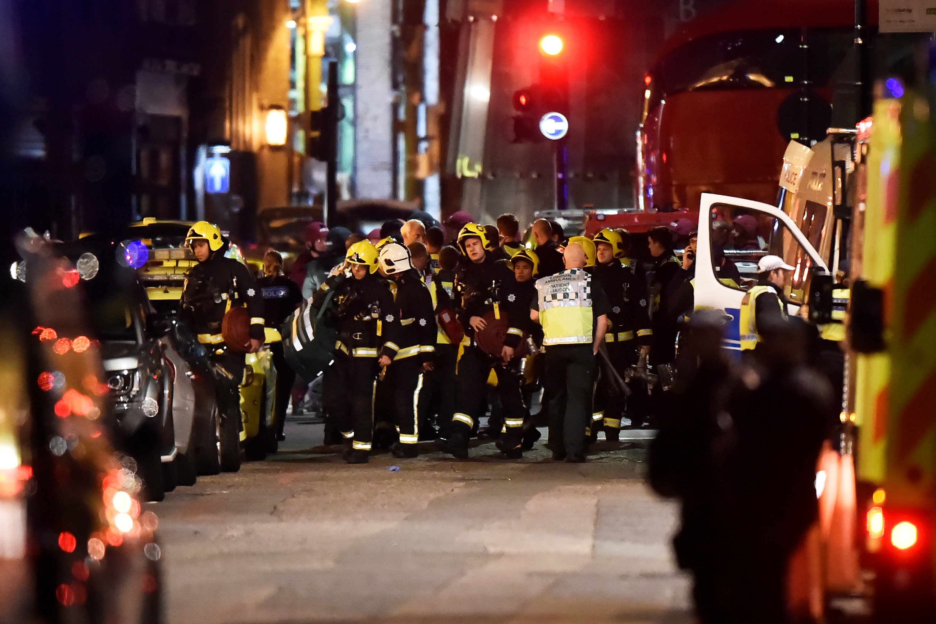 Policía británica responde a tres ataques en centro de Londres, seis víctimas mortales