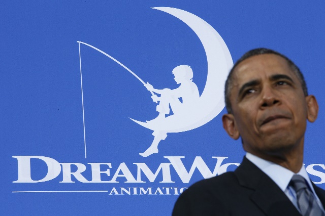 La idea del logo de DreamWorks Pictures pertenece a Steven Spielberg, que imaginó a un hombre pescando sentado en la luna. El artista Robert Hunt, que fue invitado a dar vida a la concepción de Spielberg, dibujó en vez de un hombre a un niño a imagen y semejanza de su hijo, William.