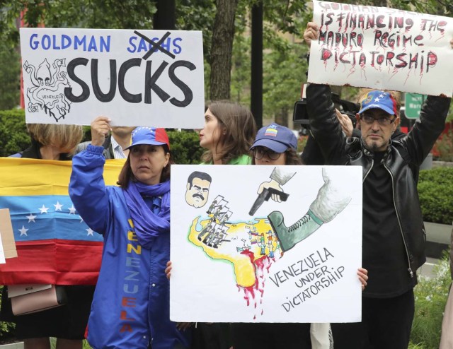 AGX01 NUEVA YORK (ESTADOS UNIDOS), 30/05/2017.- Varias personas participan en una manifestación contra la firma estadounidense de inversiones Goldman Sachs en rechazo a la supuesta compra de 2.800 millones de dólares en bonos al Banco Central de Venezuela en Nueva York, Estados Unidos hoy 30 de mayp de 2017. EFE/Andrew Gombert