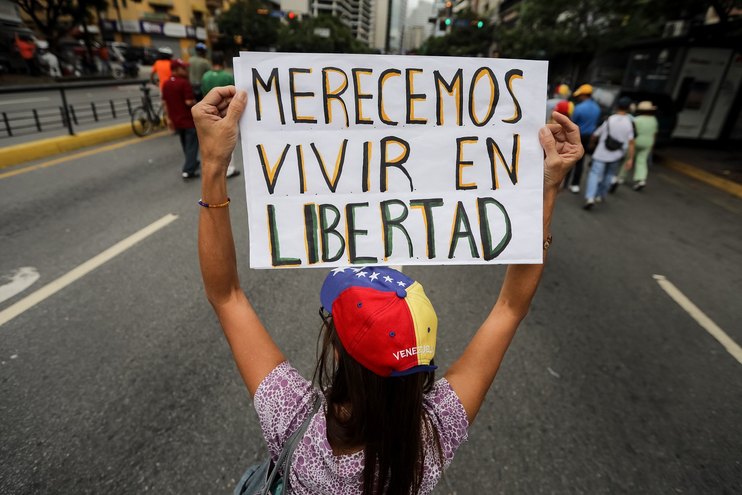 “Bajen sus armas”: Venezolanos rechazan muertes en protestas contra Maduro