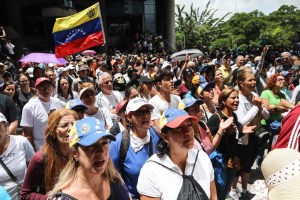 Oposición se prepara para nuevas protestas y Maduro defiende la Constituyente