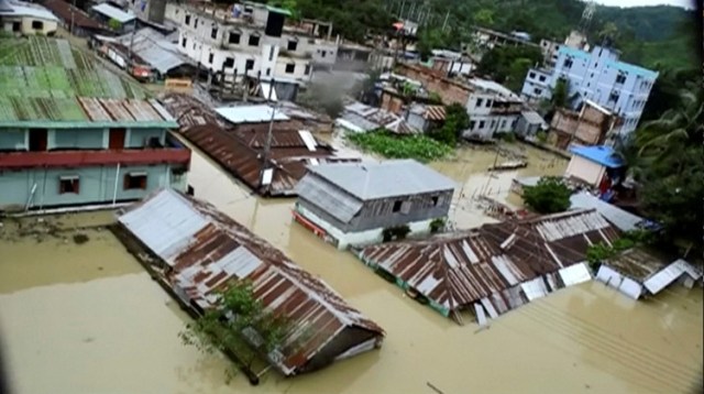 El paso del ciclón 'Mora' por Bangladés produjo tormentas, intensas lluvias y deslizamientos de tierra durante la temporada invernal que dejaron más de un centenar de muertos. En el distrito de Khagrachari varias viviendas resultaron sumergidas por completo.