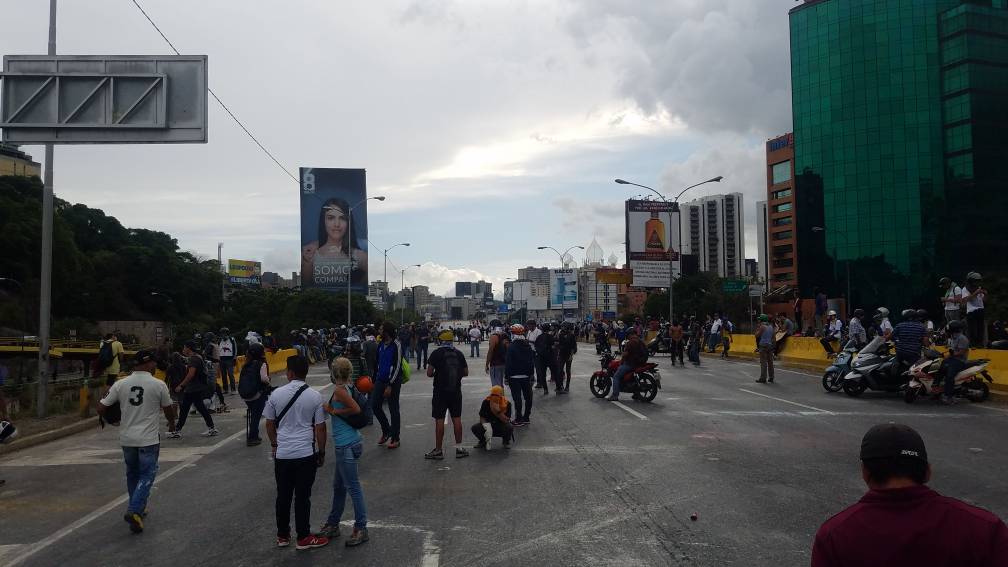 Manifestantes trancan  en ambos sentidos la autopista Francisco Fajardo