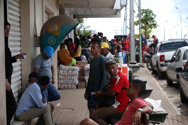 Un grupo de venezolanos en la ciudad de Pacaraima, una empobrecida y pequeña ciudad del norte de Brasil, que se ha convertido en uno de las últimos horizontes en que los venezolanos consiguen la comida y los productos básicos que escasean en su país (Foto EFE / Marcelo Sayão