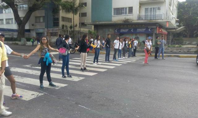 Manifestantes se concentran en Altamira a la Altura de la Torre Británica / Foto: Régulo Gómez - La Patilla