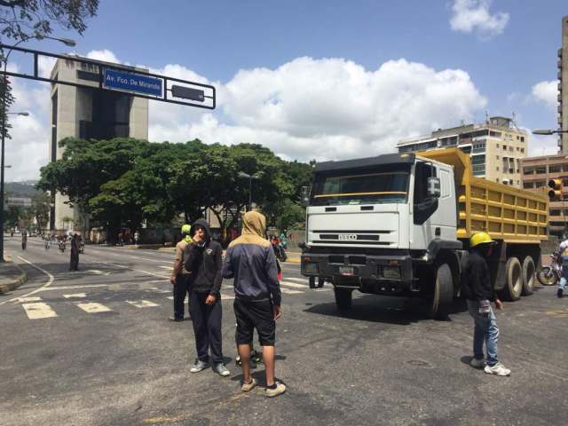 Manifestantes cierran con camiones la avenida Francisco de Miranda en Altamira / Fotos Régulo Gómez