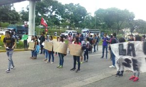 Estudiantes de la Ucab realizan trancazo #26Jun (Fotos)
