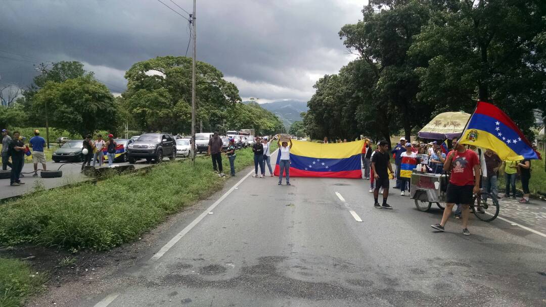 Reportan fuerte represión para disolver trancazo en Palma Real en Naguanagua