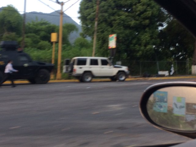 Una tanqueta de la GNB fue vista frente a la entrada de la Urbanización Miranda. Foto: @RCamachoVzla