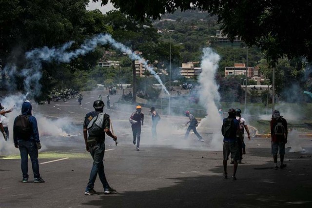 Cuerpos de seguridad redoblan la represión en las marchas. La resistencia sigue. Foto: EFE