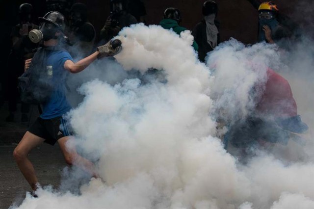 Cuerpos de seguridad redoblan la represión en las marchas. La resistencia sigue. Foto: EFE