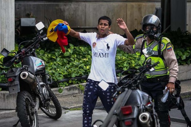 Cuerpos de seguridad redoblan la represión en las marchas. La resistencia sigue. Foto: EFE