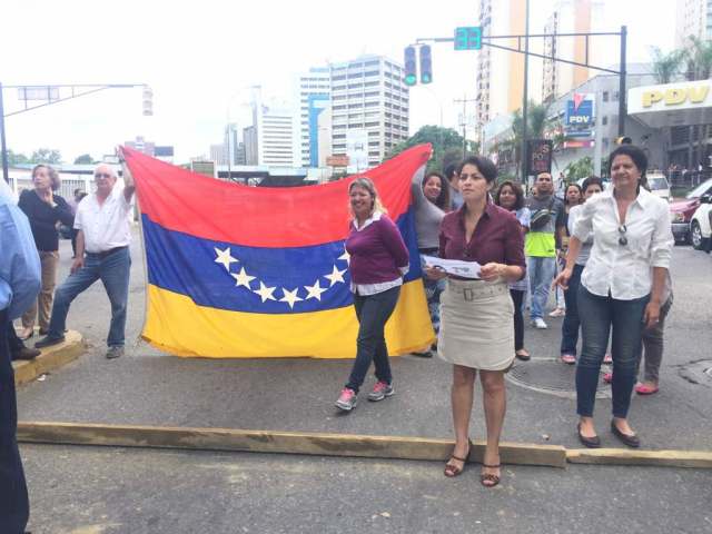 Manifestantes cierran la avenida Francisco de Miranda contra el Gobierno de Maduro, la represión y la Constituyente / Foto: Régulo Gómez - La Patilla
