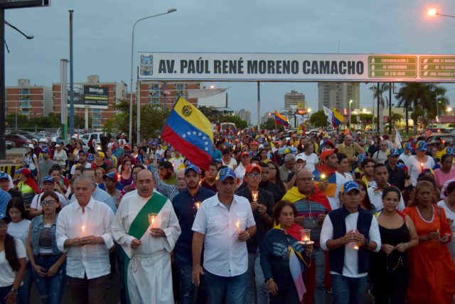 Zulianos realizaron marcha nocturna por los caídos