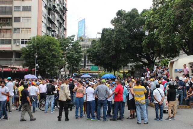 Manifestantes concentrados en el Unicentro el Marqués para movilizarse hasta VTV / Foto: Régulo Gómez - La Patilla