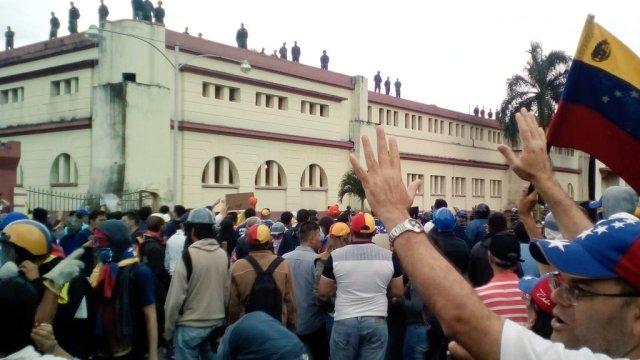 Manifestantes llegaron al Cuartel Bolívar para enviarle un mensaje a la Fan y pedir el cese de la represión / Foto: @Amarilis_PM 